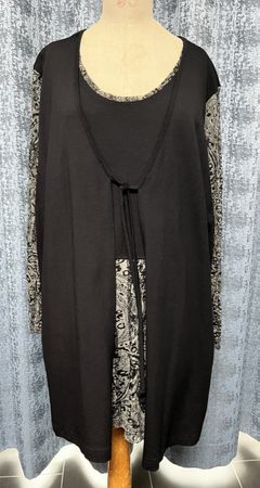 Elegante Damentunika, schwarz mit Muster, Grösse 50