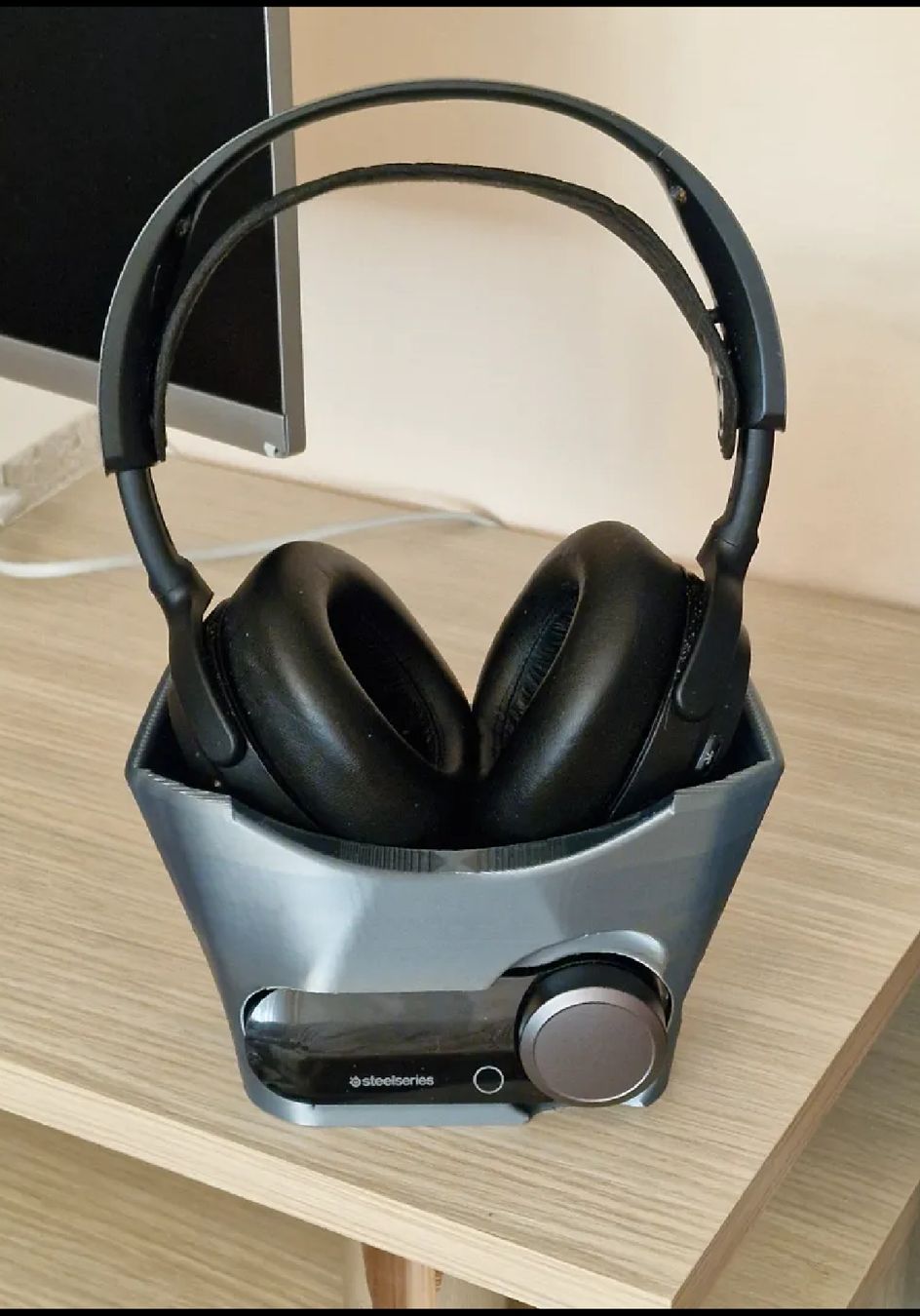 Sonstige Dekorationen & Accessoires: arctic nova pro wireless headphone holder – Gebraucht aus Zürich von gil_5rkk