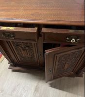 Antike Kommode mit Schnitzereien, B 111cm, T 61cm, H 92cm