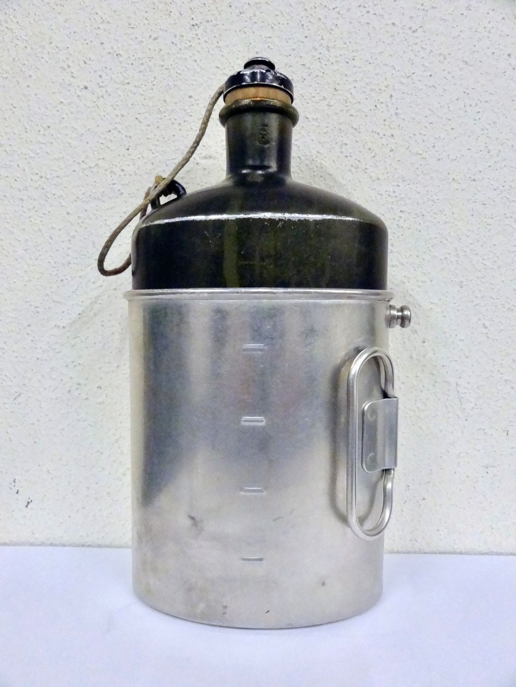 Schweizer Armee Attrezzatura & Pezzi di ricambio: Feldflasche MB 1940 mit Becher SIGG 1971 Schweizer Armee – Usato da Kerzers venduto da djstarsky73 1
