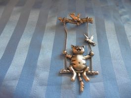 Büsi auf Schaukel Vintage Brosche