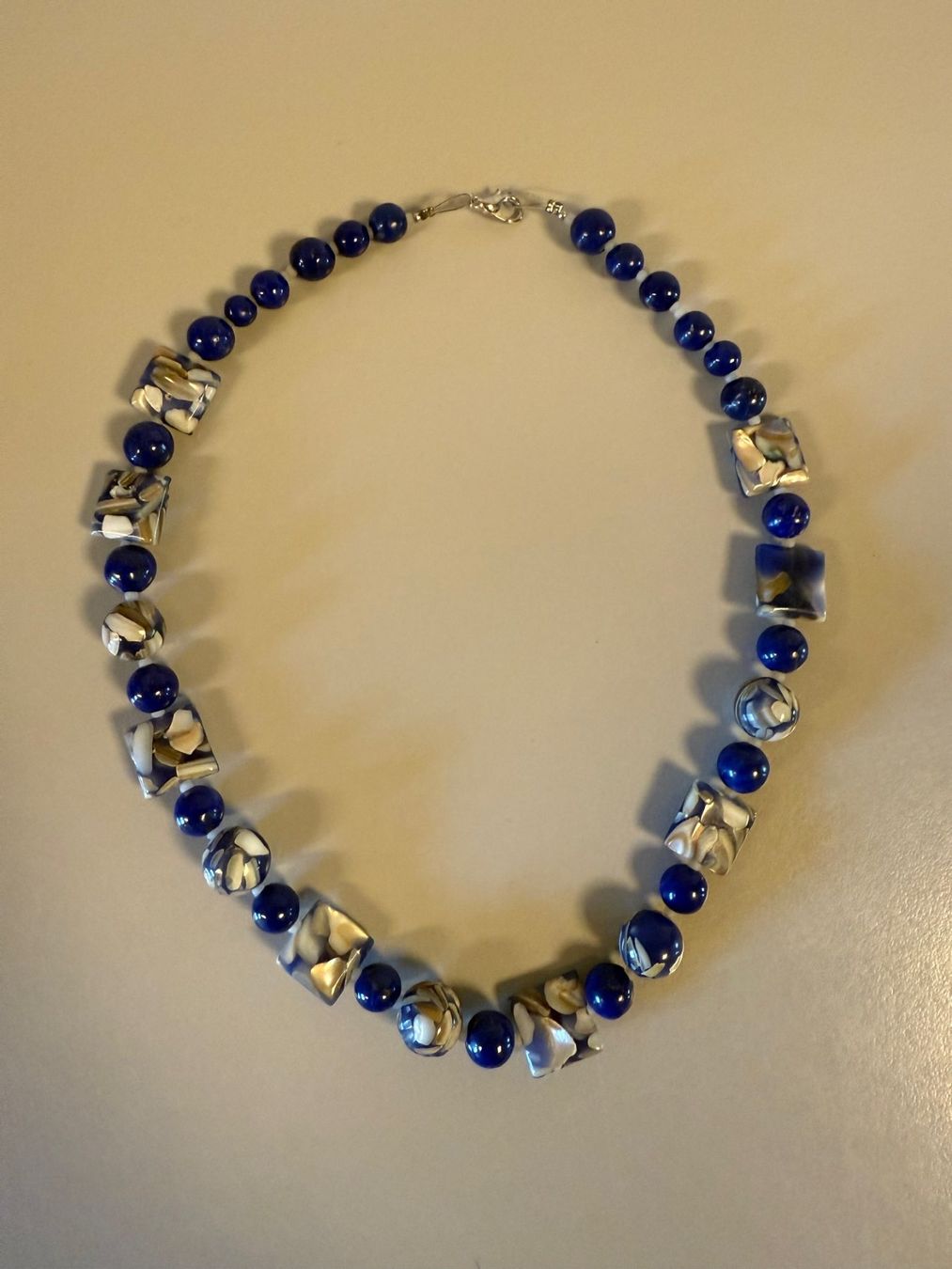 Catenine: Halskette mit Lapislazuli + Glasperlen – Usato da Riedt b. Erlen venduto da Malaika57