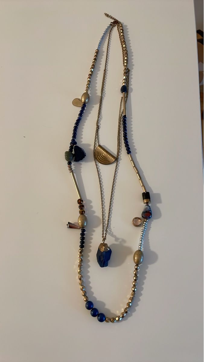 Catenine: Élégant collier multi-rangs avec pierres bleues & dorées – Usato da Yverdon-les-Bains venduto da mar_hg5t