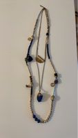 Élégant collier multi-rangs avec pierres bleues & dorées