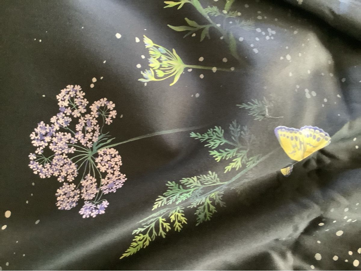 Stoffe: SCHLOSSBERG SATIN ROYAL – Neu und originalverpackt aus Winterthur von 1Wanda 2