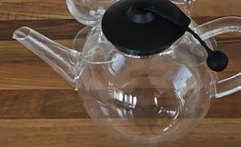 Glass Teapot with Black Lid approx 1.5L and 5 glasses 