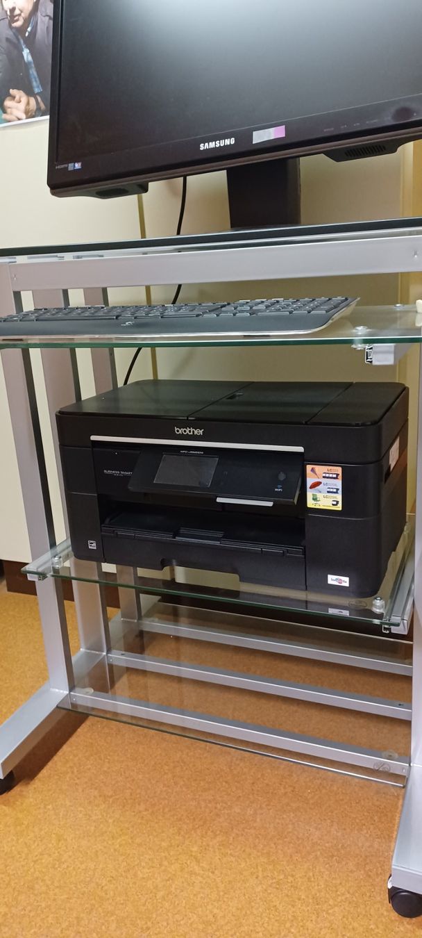 Scrivanie: Computertisch Glas, mit Rollen – Usato da Märstetten venduto da Gwundrig01 2