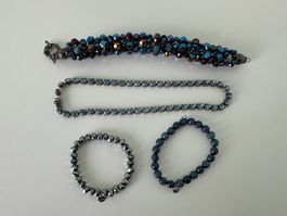 Lot von blauem Modeschmuck, 1 Halskette, 3 Armbänder
