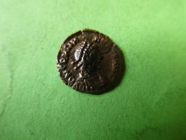 uralte Bronzemünze  15 mm     1.10 g