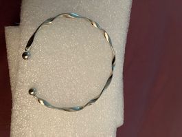 Modeschmuck silberf. Armreifen gedreht, Endpunkte Kugeln,