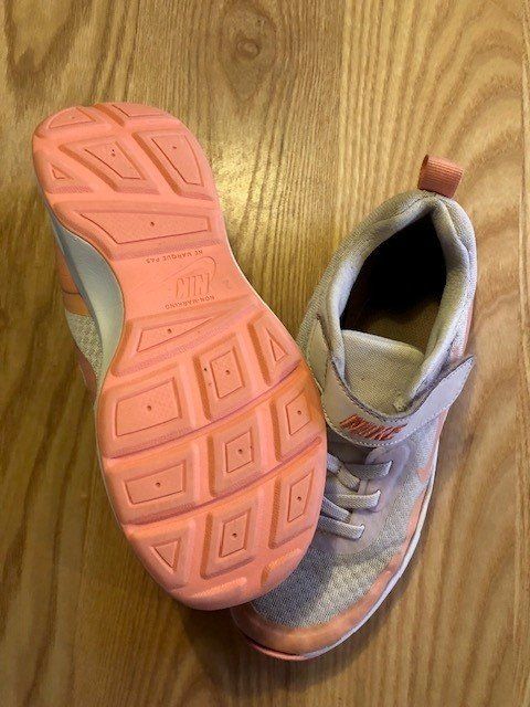 Nike Schuhe für Mädchen: Nike Turnschuhe – Gebraucht aus Kerzers von renner05 1