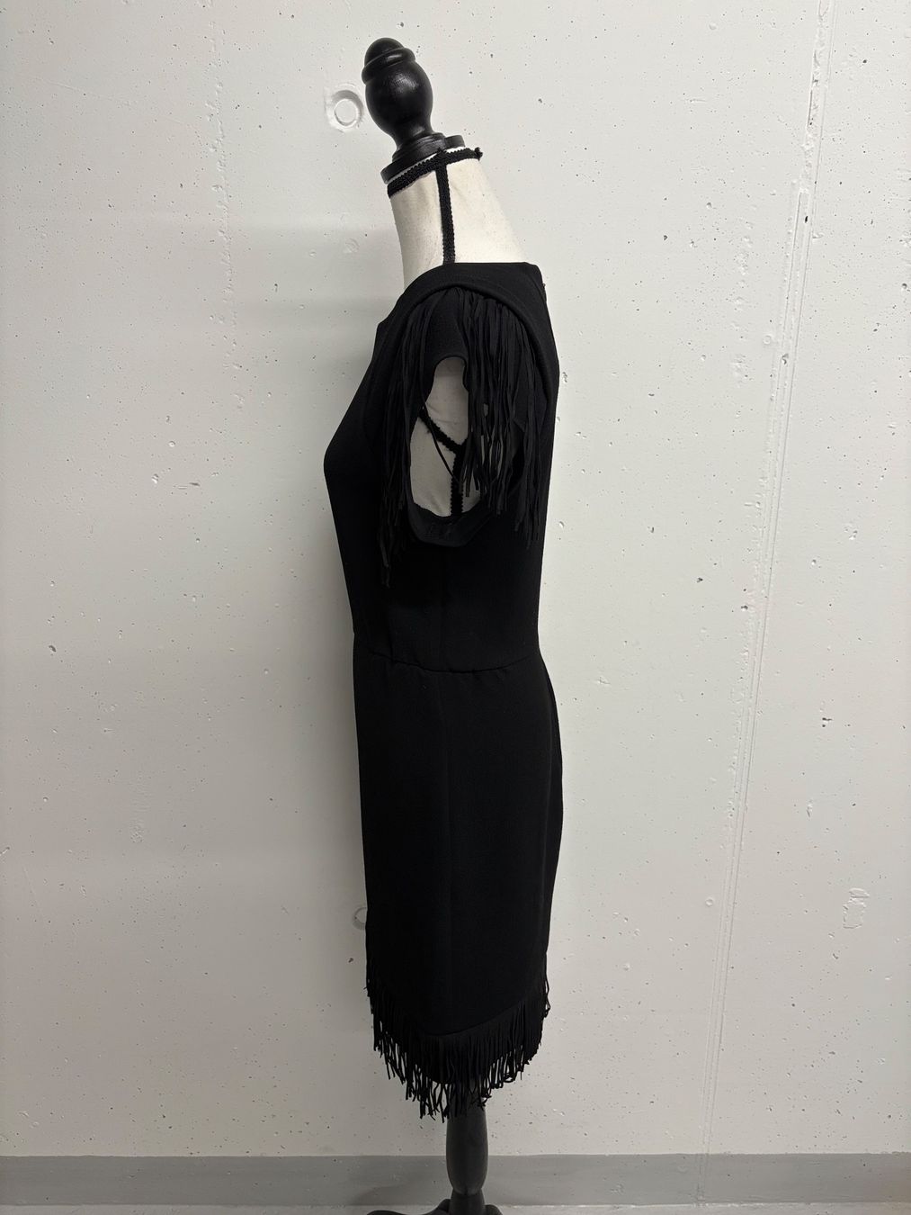Maje Kleider: Maje Kleid mit Fransen Gr. 40 schwarz kurzarm – Neu (gemäss Beschreibung) aus Regensdorf von secondchancefashion 2