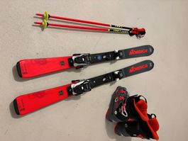 Ski mit Skischuhen und Stöck