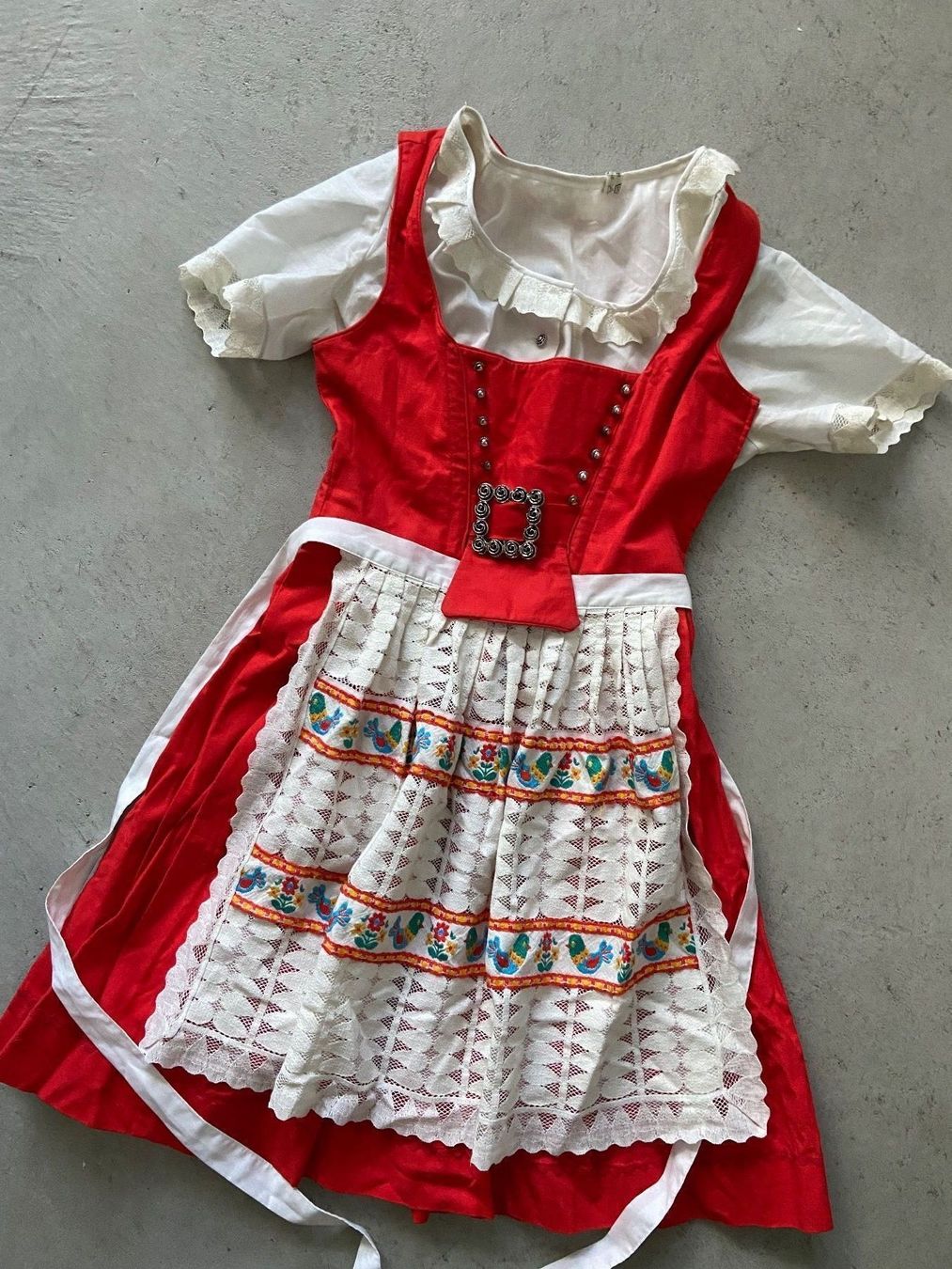 Kleider: Hochwertiges traditionelles Dirndl 3 teilig – Gebraucht aus Zürich von Eves.vintage.element
