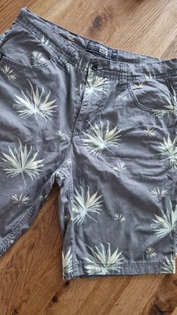 Gajang Mind Sommer-Shorts, Grösse 40, Grau mit Palmenmuster