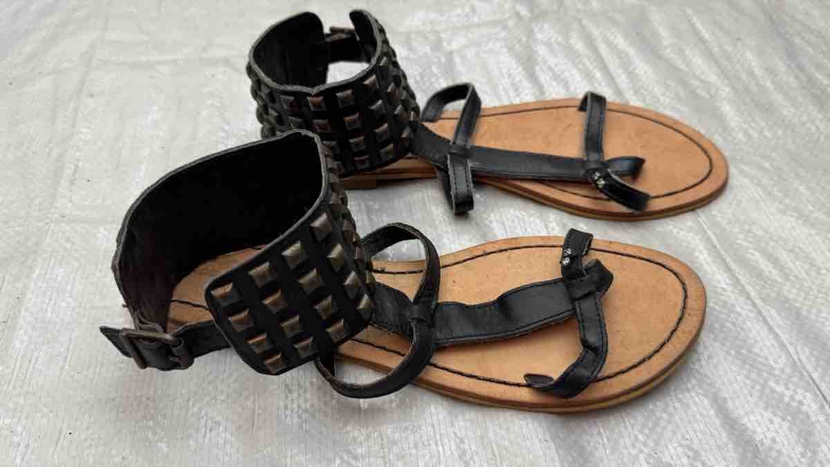 Scarpe da donna: Sandalen schwarz Nietendekor Grösse 39 – Usato da Fällanden venduto da Limousinenswiss
