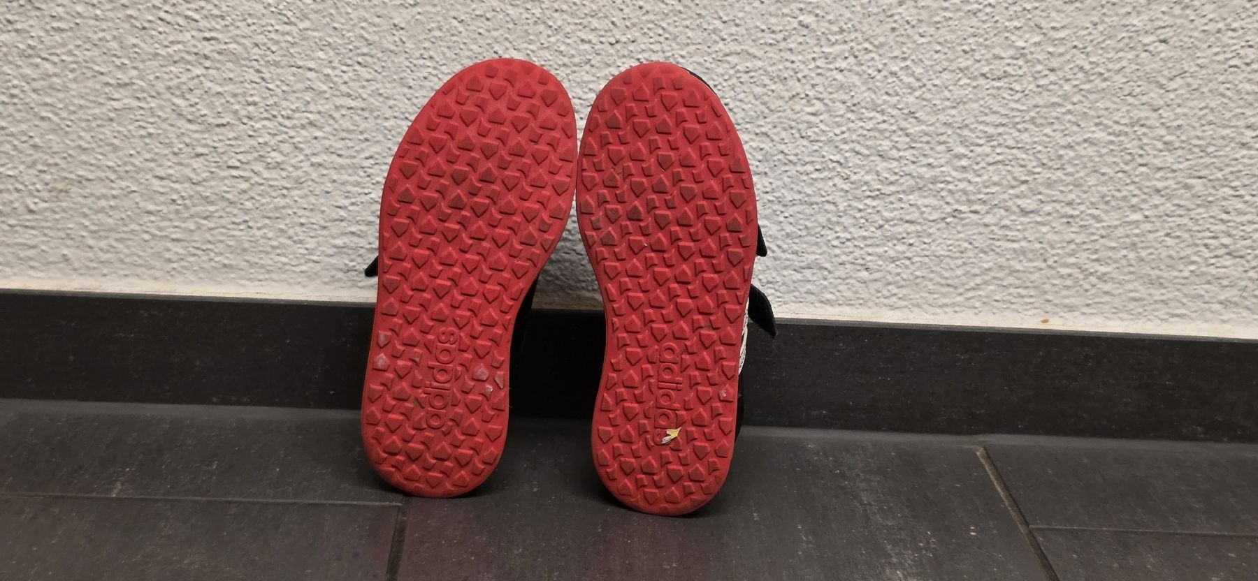 Adidas Scarpe per ragazzi: Adidas Kinder Sneaker Gr 31 – Usato da Stäfa venduto da Espresso_Macchiato 2