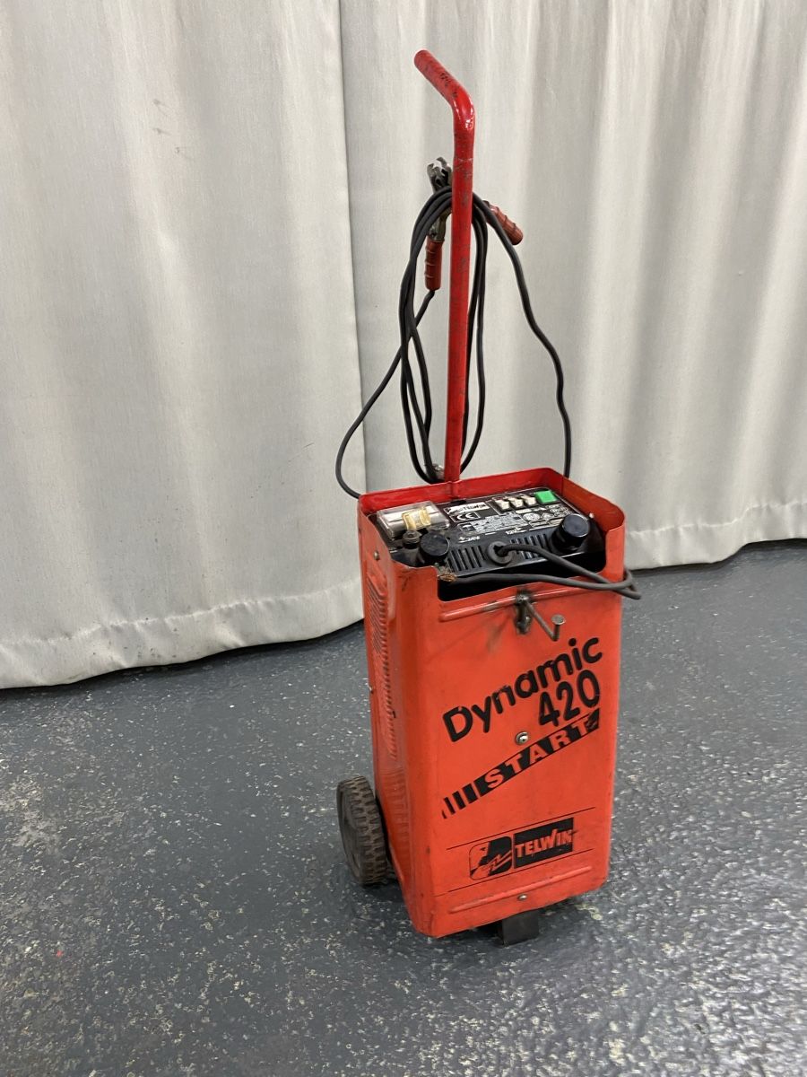 Chargeurs de batterie: Batterielade-/Starthilfegerät  – D'occasion à Hägglingen par Karin0802 1