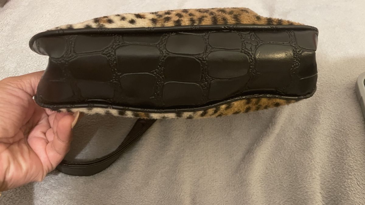 Taschen für Damen: Schultertasche mit Leo-Muster  – Neu (gemäss Beschreibung) aus Laupen BE von Miiya 2