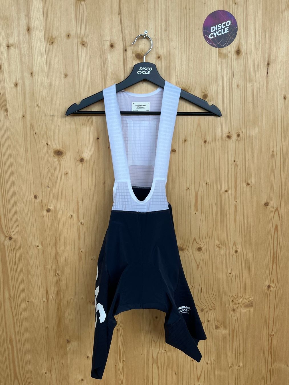 Pas Normal Studios Pantaloni: % Pas Normal Studios Women's PAS Mechanism Pro Bibs - M – Nuovo e nell'imballaggio originale da Bern venduto da Disco_Cycle