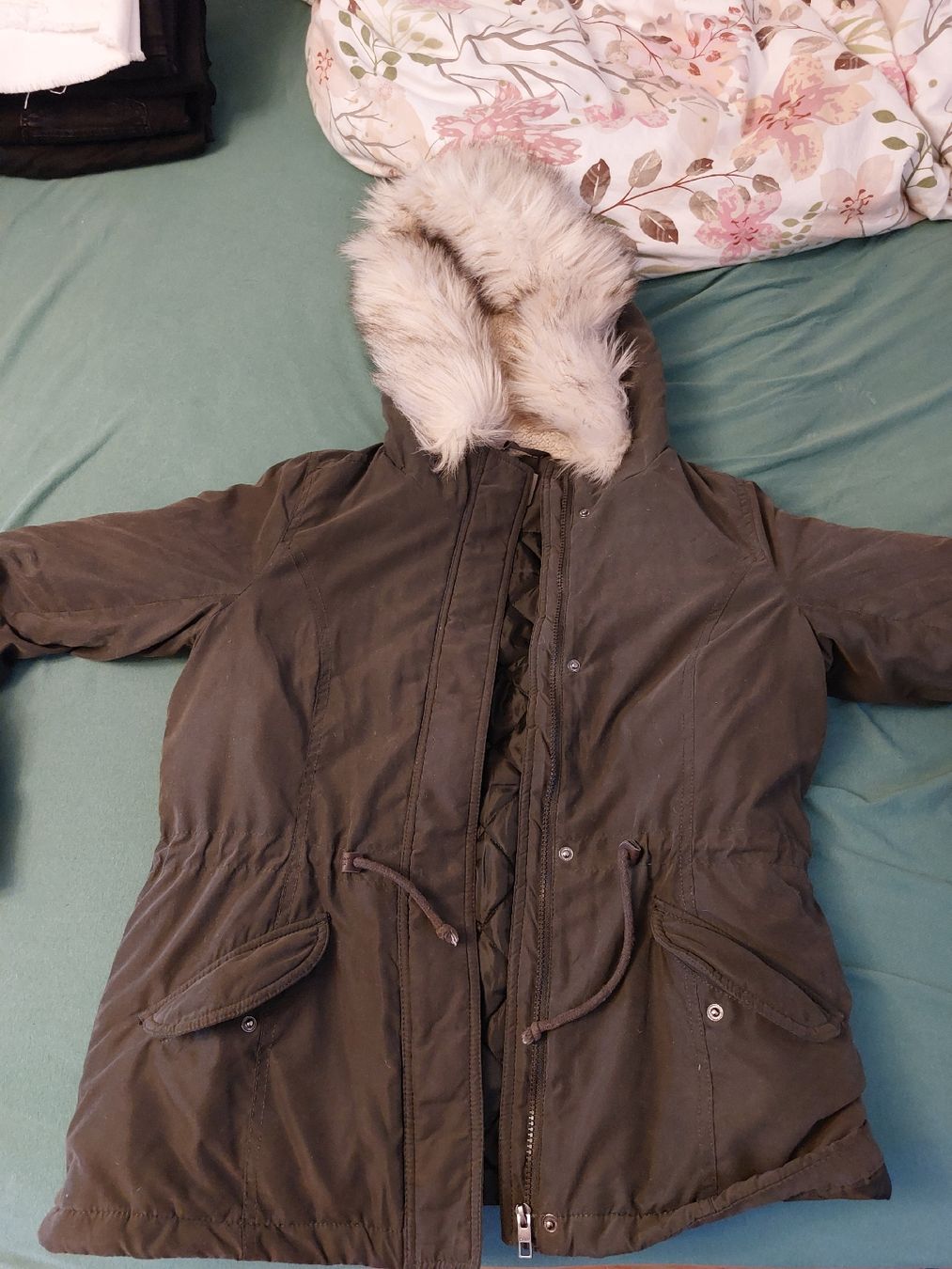 Only Jacken: Only Winterjacke mit Kapuze, Khaki, Grösse M – Neu (gemäss Beschreibung) aus Gwatt (Thun) von B.D.999