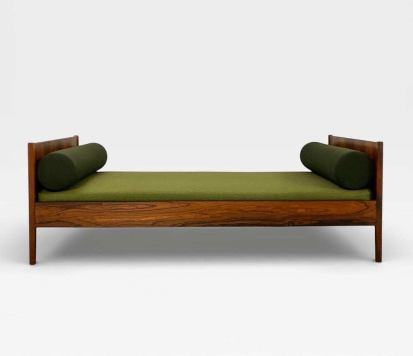 Divani: Danish Palisander Daybed Bett 1960s restauriert – Usato da Basel venduto da MidMod20C