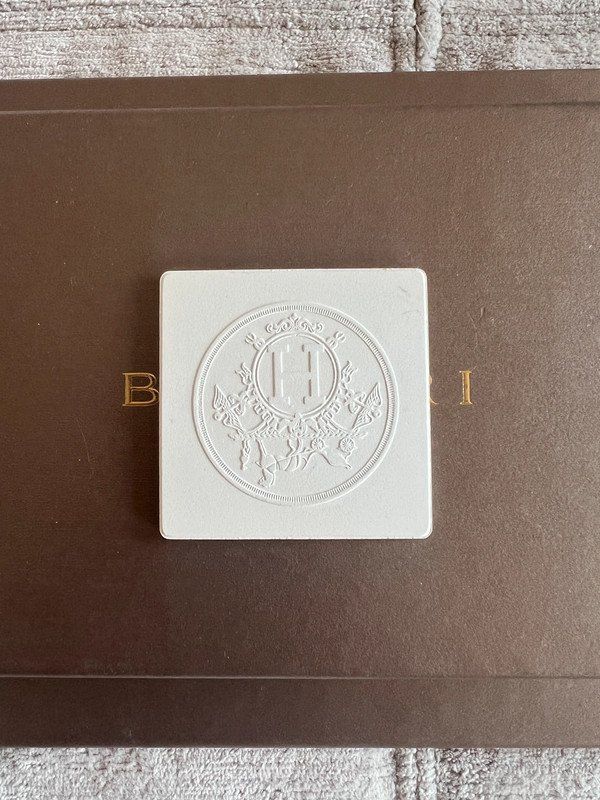 Hermès Parfum & Eau de Toilette: Carré poreux à parfumer Hermès "Jour d'Hermès" – Neu (gemäss Beschreibung) aus Lausanne von Stephaniesdressing 2