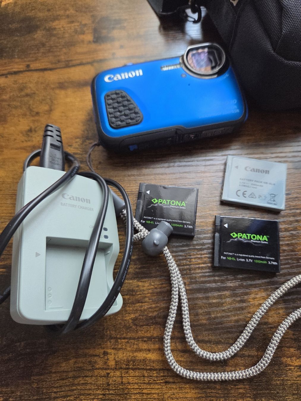 Canon Fotocamera: Canon PowerShot D30 blue waterproof camera with accessories – Usato da Winterthur venduto da Maricels_Boutique 3