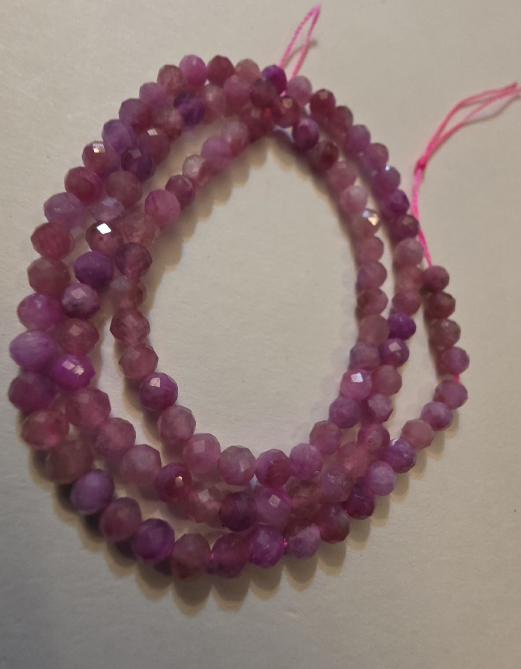 Minerali & Pietre curative: Turmalin rosa facettiert ca. 4mm. Strang – Nuovo e nell'imballaggio originale da Menziken venduto da Mirager 2