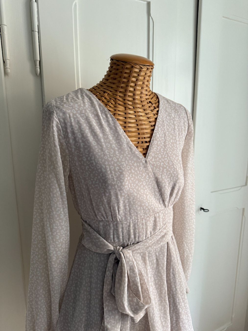Kleider: JAPNA - Chiffonkleid beige-weiss gemustert S – Gebraucht aus Zürich von Diazaio 1