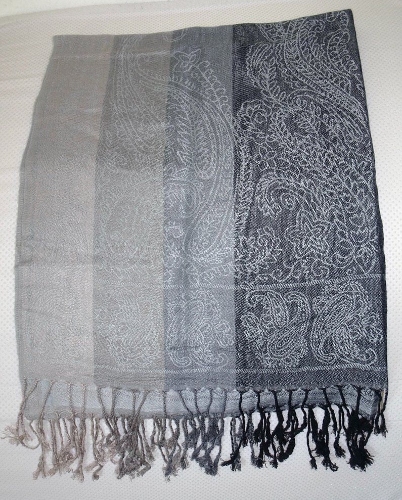 Foulard & Sciarpe: Écharpe légère grise à motifs – Usato da Châtelaine venduto da Gio54321 3