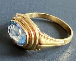 Gold-Ring 18K mit hellblauem Schmuckstein