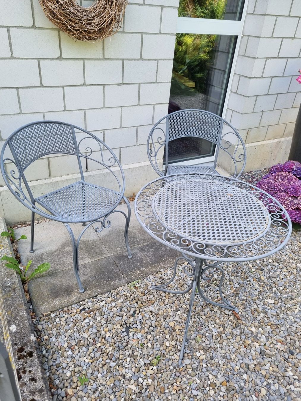Tische: Bistrotisch und 2 Stühle. – Gebraucht aus Elfingen von koala99