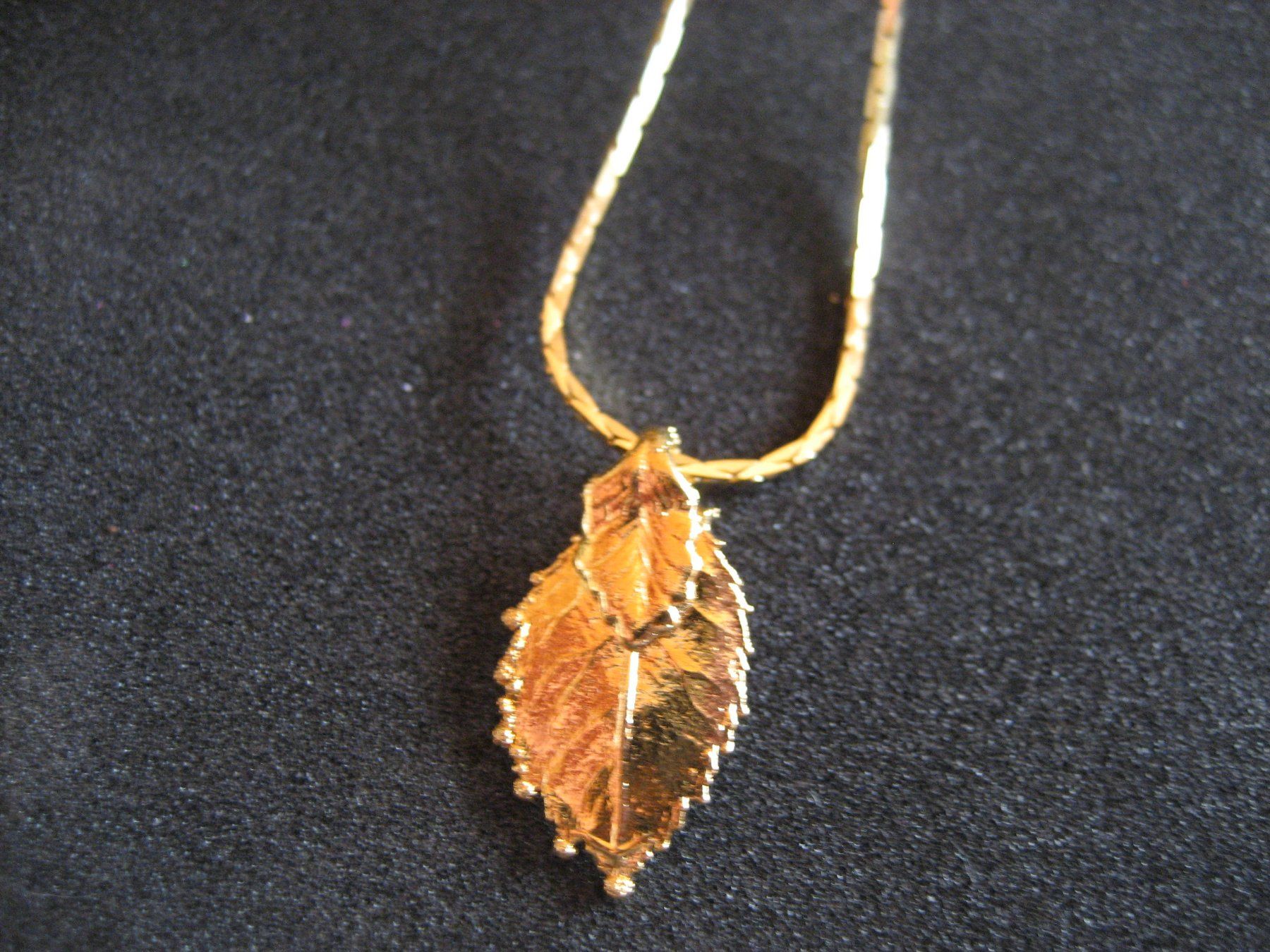Catenine: Collier doré avec pendentif feuille de rosier, neuf – Nuovo (secondo la descrizione) da Delémont venduto da marryb