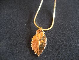 Collier doré avec pendentif feuille de rosier, neuf