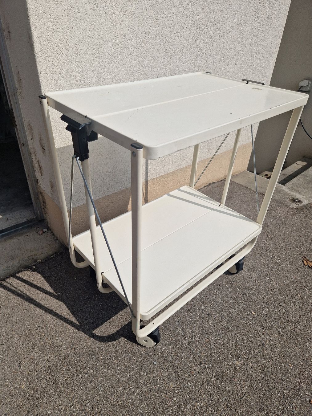 Dessertes: Servierwagen weiss klappbar 70cm hoch 60cm breit  – D'occasion à Mörigen par Clio111 5