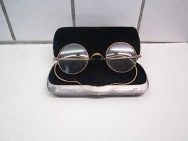 Antike-Brille-Rund mit Etui-Versilbert.