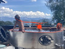 Jacuzzi en fond de cuve à vin inox