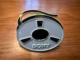 Sony Anstecknadel Tonbandspule Metall gebraucht Zustand