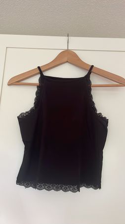 Schwarzes Top mit Spitze