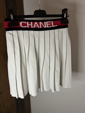 Chanel Faltenrock weiss mit Logo Bund gebraucht Zustand