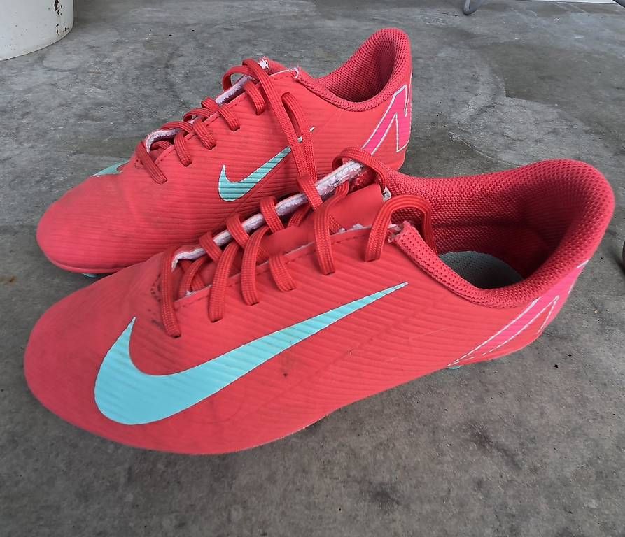 Nike Scarpe per ragazze: Fussball Schuhe (Mädchen, 37.5) – Usato da Bülach venduto da raincloud29 1