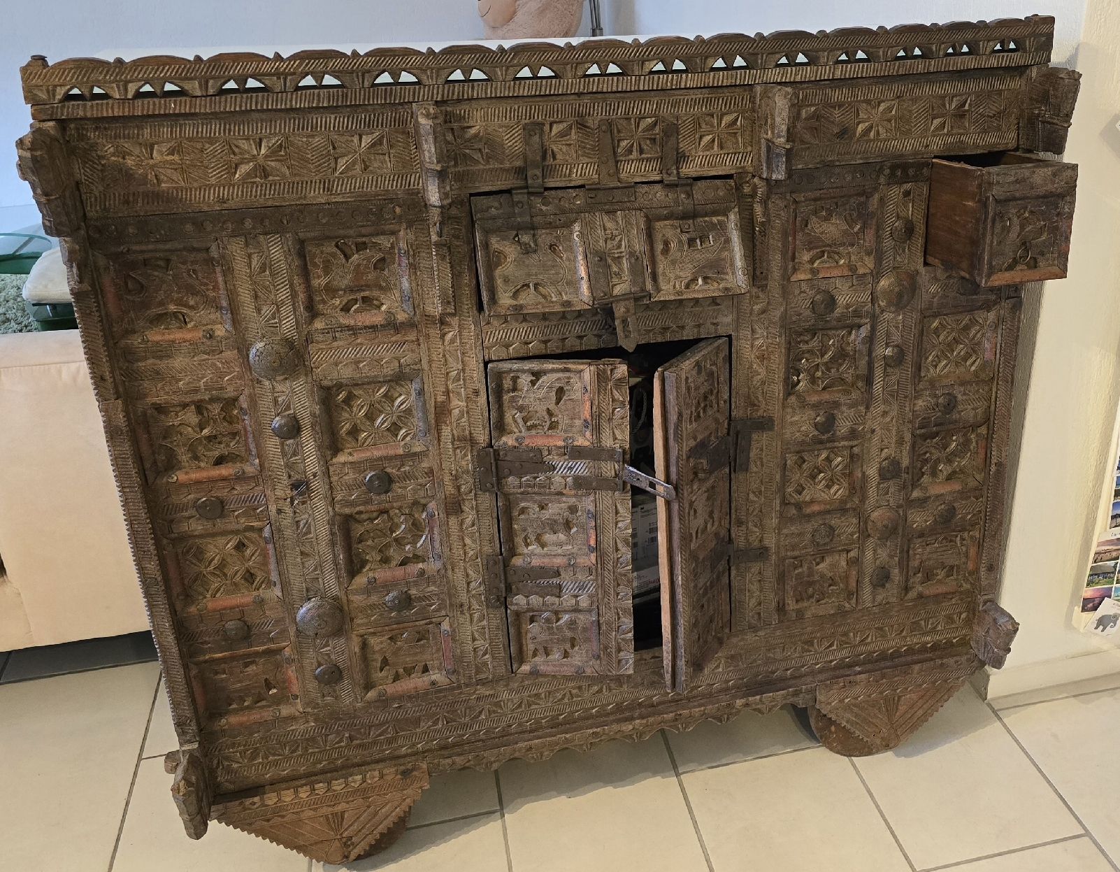 Kommoden: Antiker Schrank mit Elefanten-Schnitzerei – Gebraucht aus Dielsdorf von hallo1 1
