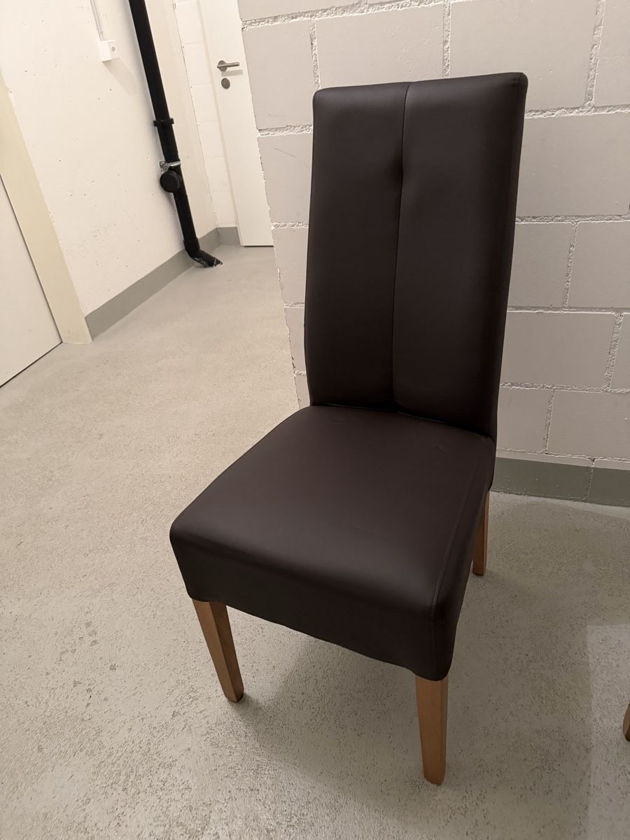Conforama Stühle: Gut erhaltene Stühle, 4 Stk., Kunstleder, Braun – Gebraucht aus Olten von JanickH01