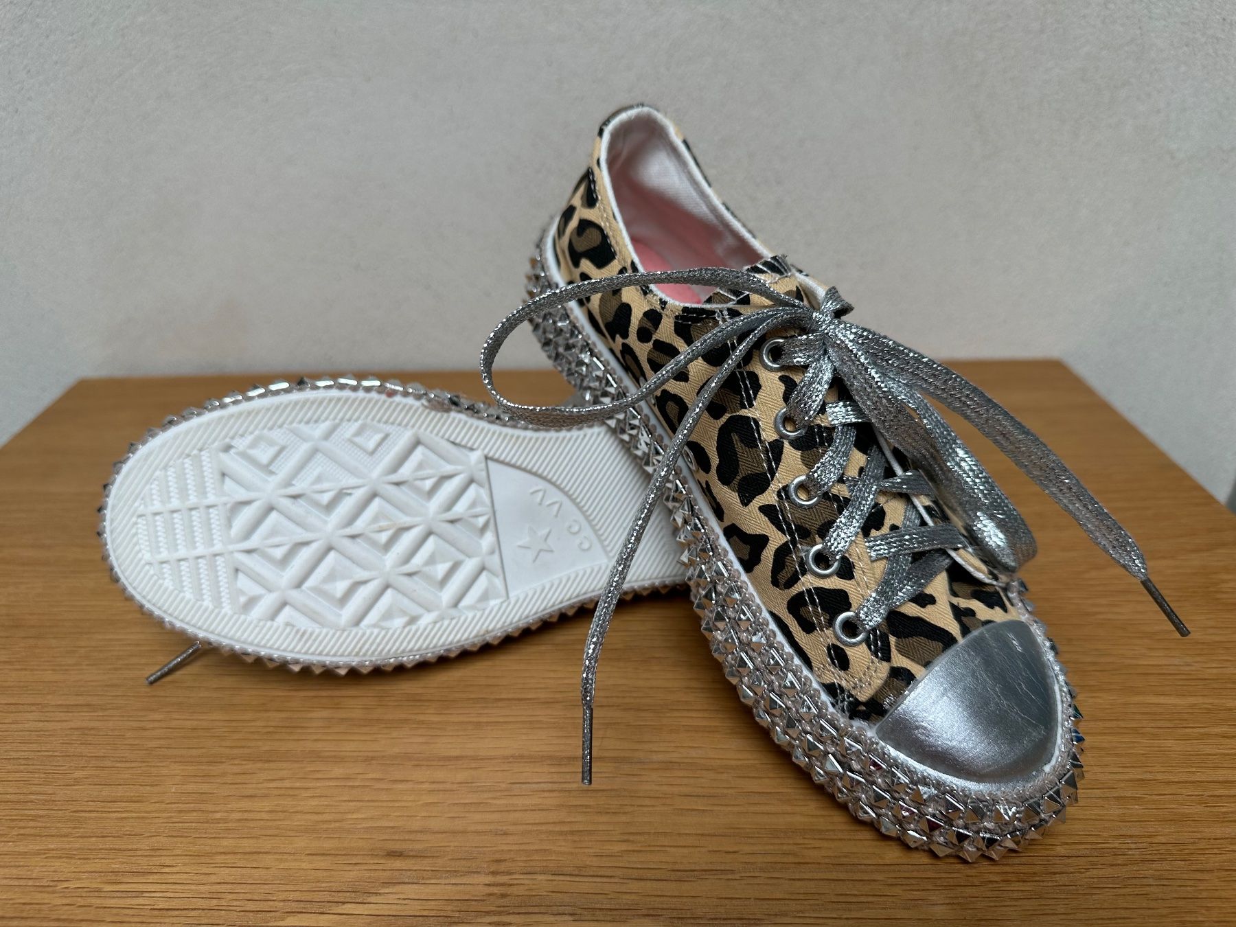 Scarpe da donna: Sneaker Leoprint und Nieten – Usato da Leuk-Stadt venduto da 2thcircle 4