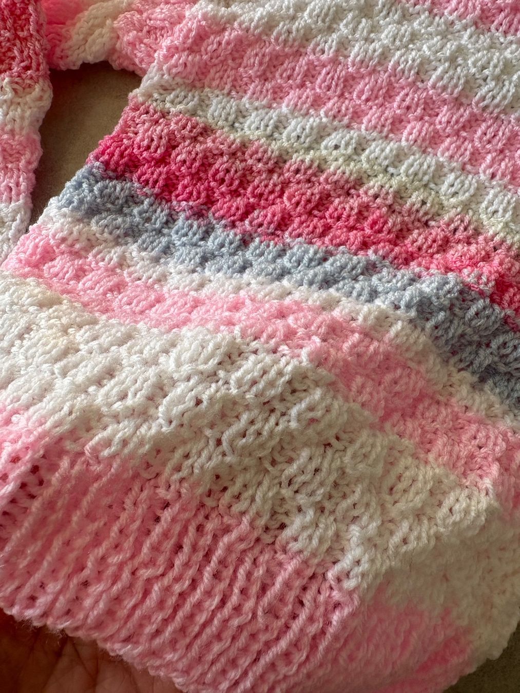 Pullover & Sweatshirts: Kinder Pullover gestrickt rosa-weiss Grösse 98 neu! handmade – Neu und originalverpackt aus Basel von Tierschutz-Flohmi 2