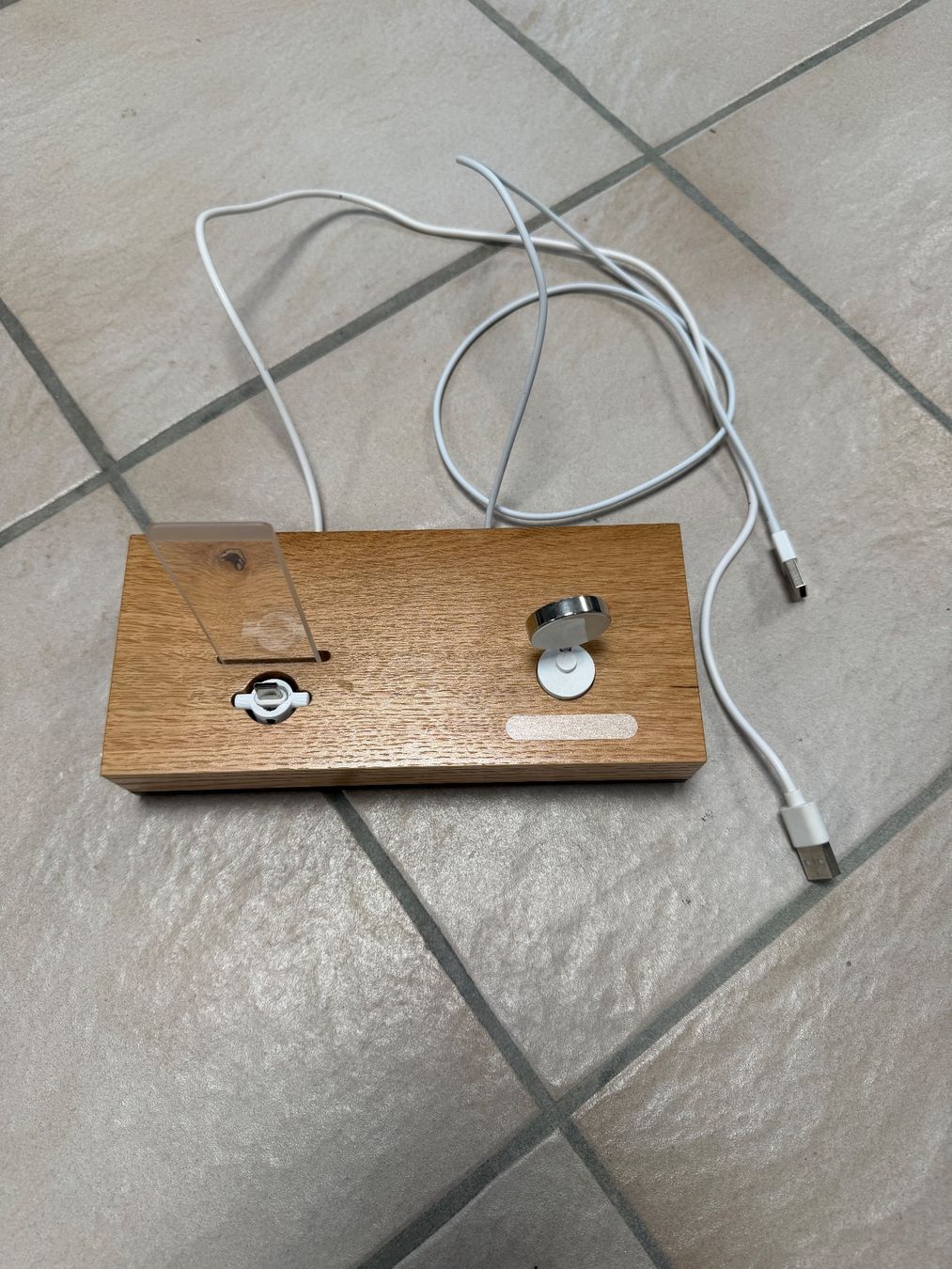Sonstige Dekorationen & Accessoires: Smartphone & Smartwatch Station iPhone/Android – Gebraucht aus Bergdietikon von noara01