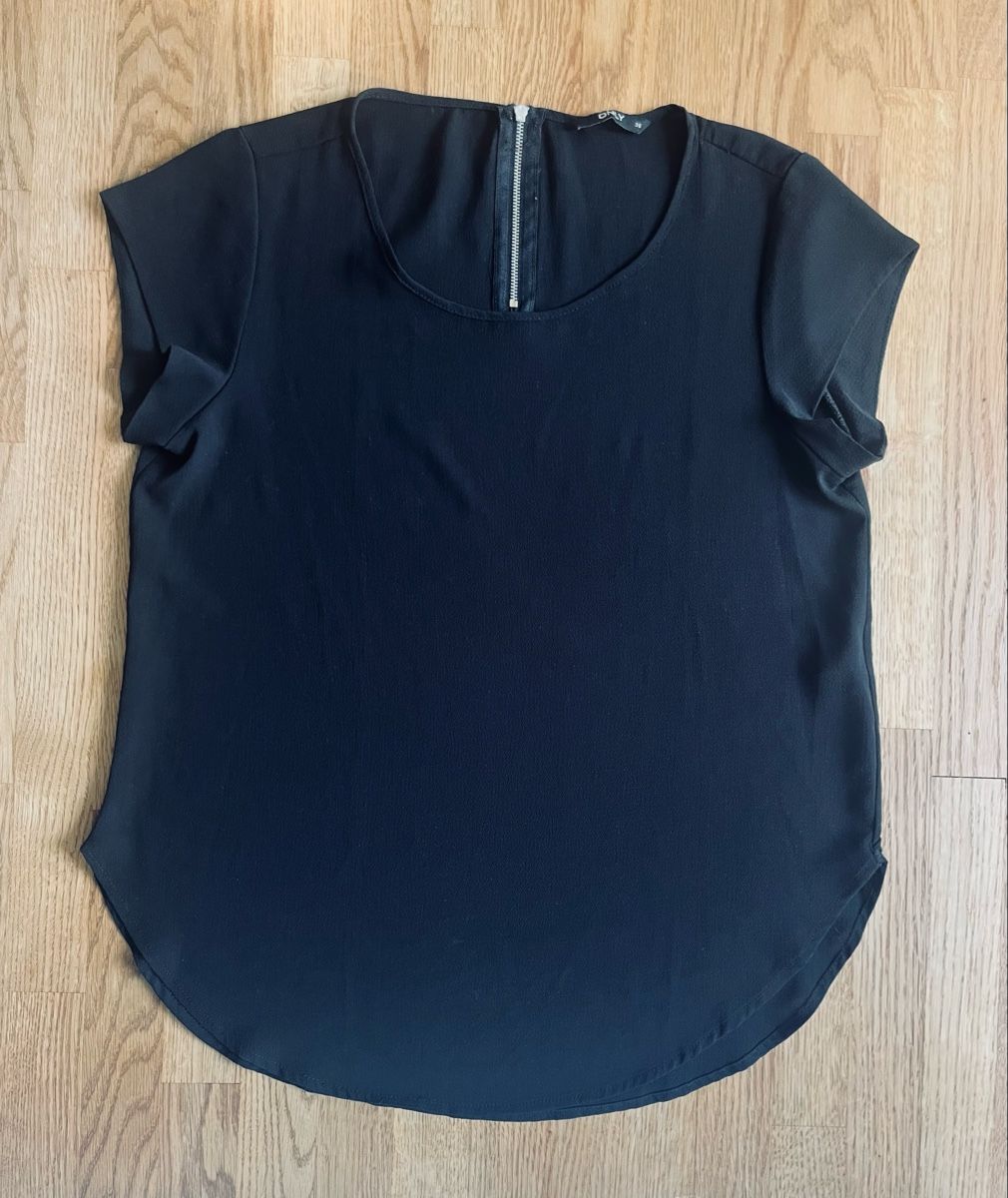 Only T-shirt: ONLY T-Shirt/Bluse, schwarz, Grösse 36 – Usato da Sursee venduto da abcdxyz