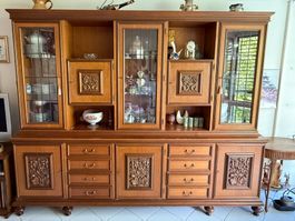 Massiver Wohnzimmerschrank mit Glastüren