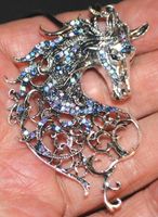 Brosche oder Halskette L-7837 – Pferd 4.5x6.4cm blau  Strass